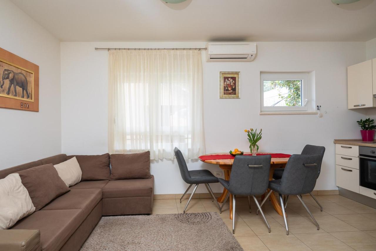 Adriatic Beach Suites Оміш Екстер'єр фото