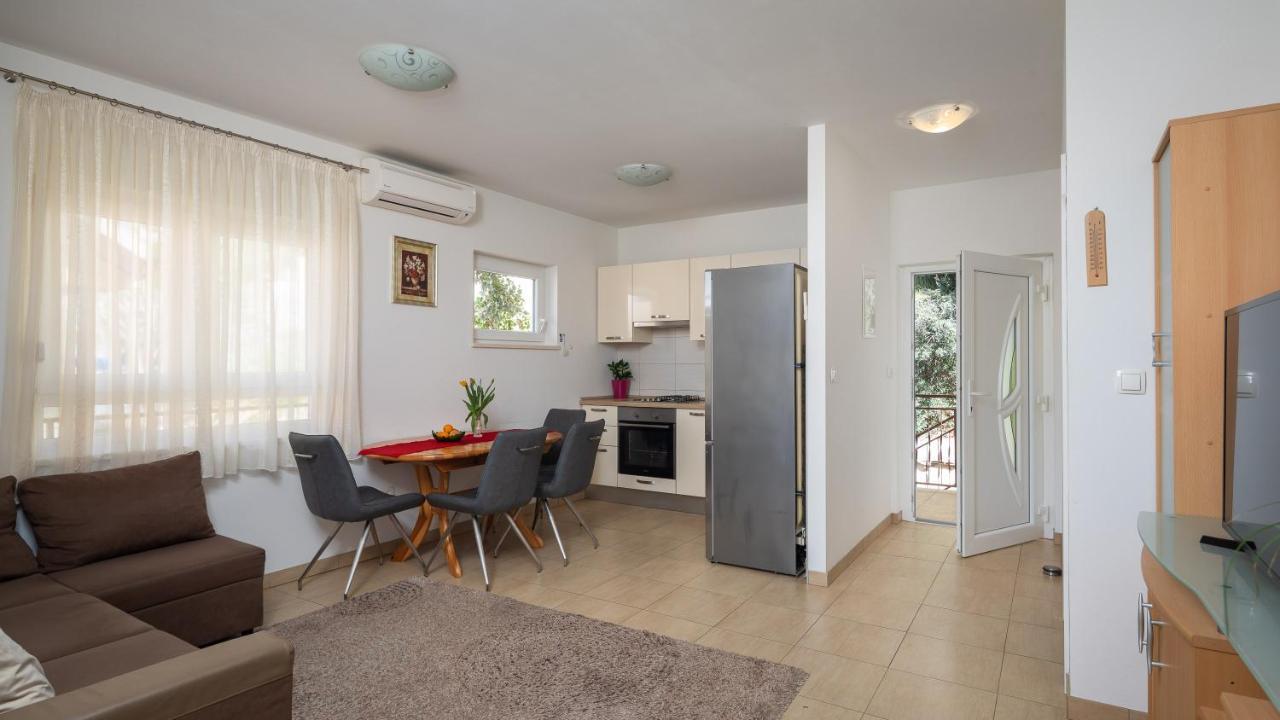Adriatic Beach Suites Оміш Екстер'єр фото